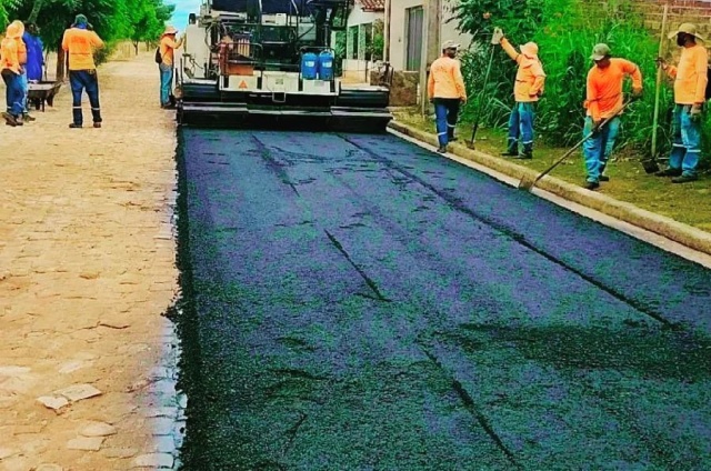 Prefeito comemora início das obras de pavimentação asfáltica em Coivaras (PI)